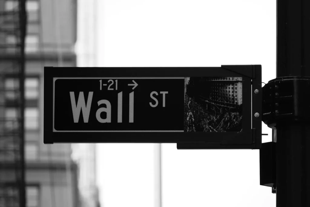 Wall Street street sign symbolizing U.S. financial markets amid stock rally and falling bond yields in 2025 following expectations of a Fed rate cut.